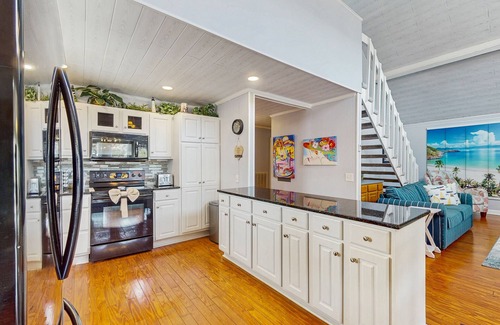 Socastee House | Charming Intra-Coastal Waterway home w/private pool, hot tub spa combo