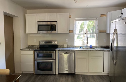 New Smyrna Beach Cottage | Charming Island Cottage - Pet Friendly