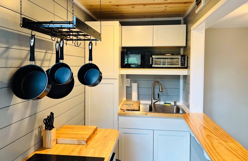 St. Simons Island Condo | Charming island condo with loft, full kitchen, deck & turtle feeding stations