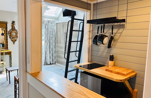 St. Simons Island Condo | Charming island condo with loft, full kitchen, deck & turtle feeding stations