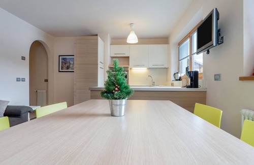 Pera Apartment | Charming Apartment “Il Mondo di Patty 1” with Mountain View
