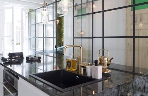 Canal Ring Apartment | Charming Jordaan Garden Apartment - Stylish Stay in the Heart of Amsterdam