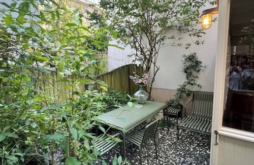Canal Ring Apartment | Charming Jordaan Garden Apartment - Stylish Stay in the Heart of Amsterdam