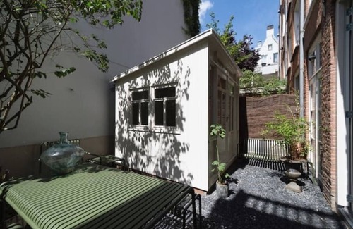 Canal Ring Apartment | Charming Jordaan Garden Apartment - Stylish Stay in the Heart of Amsterdam