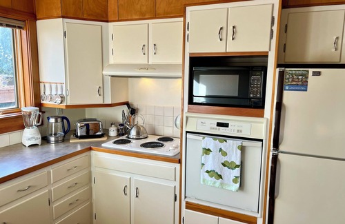 Ketchikan Apartment | Charming Ketchikan Apartment In-Town Garden/Water/Mountain Views 2-Bd 1-Bath