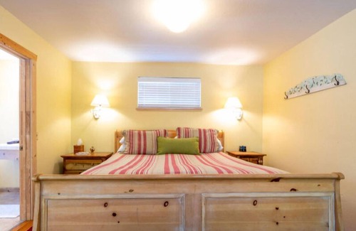 Calistoga Cottage | Charming King Cottage