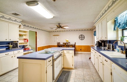 Lake Charles House | Charming Lake Charles Home w/Patio & Grill
