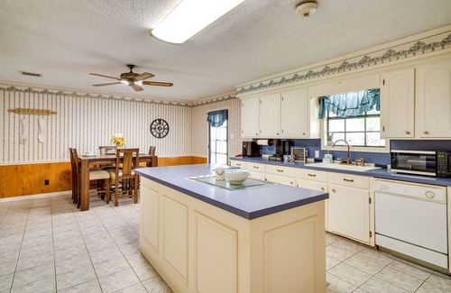 Lake Charles House | Charming Lake Charles Home w/Patio & Grill