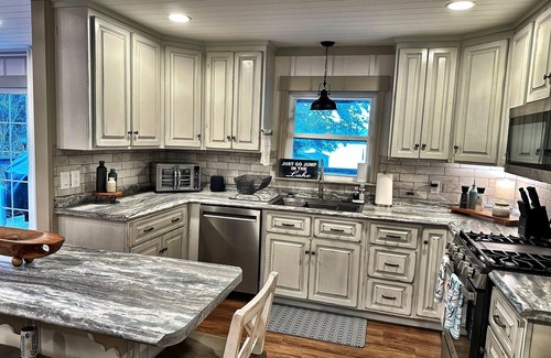 Milledgeville House | Charming Lake Front Home and Pavilion