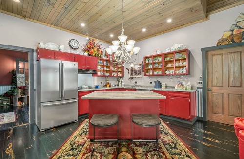 Logan Cabin | Charming Lake Loft, Beautiful Lake & Ravine View, Hot Tub, Kayaks,Sauna,King Bed