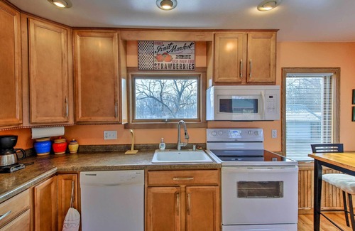 Lake Ripley Cottage | Charming Lake Ripley Cottage w/Water View!