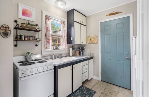 Rockaway Beach Apartment | Charming Lake View cottage in tranquil Rockaway Beach
