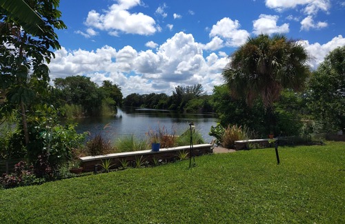 Pompano Beach House | Charming Lakefront RV with AC in Pompano Beach