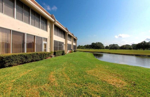 Braden River Condo | Charming lakefront condo located in the desirable community of Palm Aire - Golfers Little Getaway