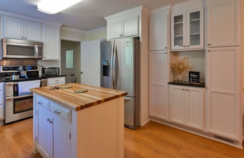 Guild House | Charming Lakeview Retreat