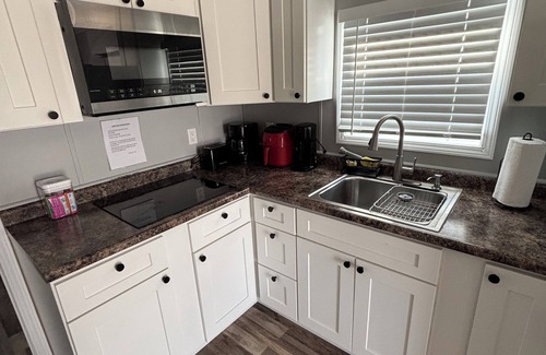 Morristown Boat Rental | Charming land accessible houseboat in Morristown