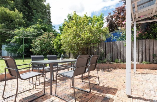 South Launceston House | Charming Little Home: Near City, Parking & Wifi