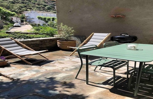 Nonza Apartment | Charming little garden apartment in village center