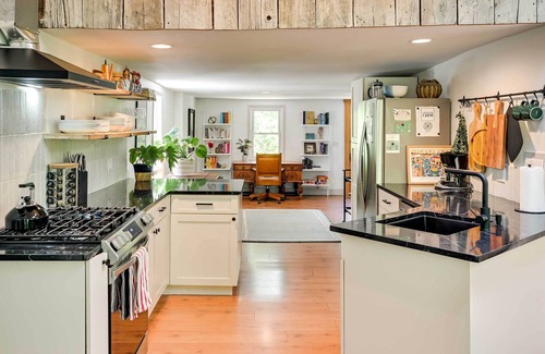 Callicoon Center Cabin | Charming Livingston Manor Cabin w/ Hot Tub!