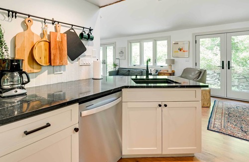 Callicoon Center Cabin | Charming Livingston Manor Cabin w/ Hot Tub!