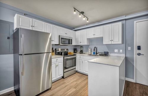 Downtown Cleveland Apartment | Charming loft in lovely DT Cleveland - Free parking - Balcony - Gym