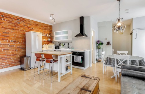 Palmerston Apartment | Charming Loft w/Skylight & Balconies!