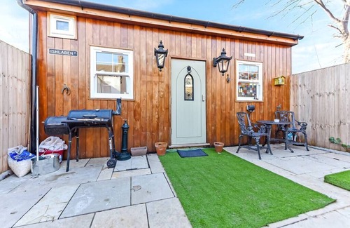 Harringay Apartment | Charming Log Cabin with Hot Tub and Grill
