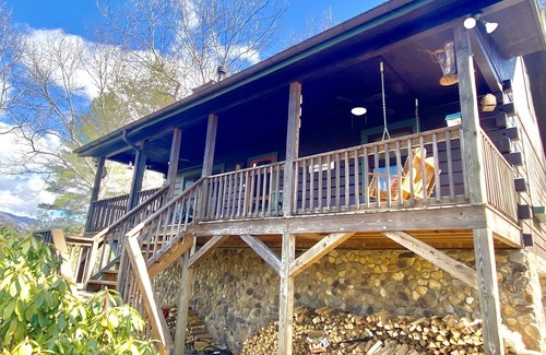 Bryson City Cabin | CHARMING LOG CABIN.Views.Secluded.Hot Tub.Game Room.Fire Pit.Close to Town