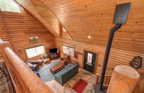 Alta Sierra Cabin | Charming Log Home with hot tub and river access