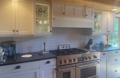 Prattsville House | Charming Log Home with Beautiful Mountain Views