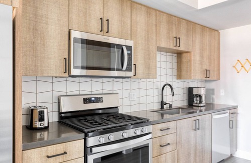 East Village Apartment | Charming Long Beach 1BR w/Pool & Gym, walk to Ocean Blvd, by Blueground