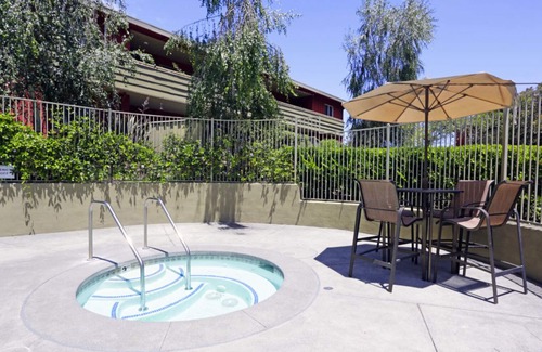 Los Gatos Apartment | Charming Los Gatos 2BR w/W/D & Pool, 10 mins to Netflix, by Blueground