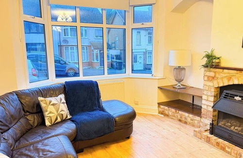 Luton House | Charming Luton Home for Families & Business Stays