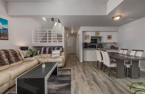 Sand Lake House | Charming Luxe Home Sleeps 4