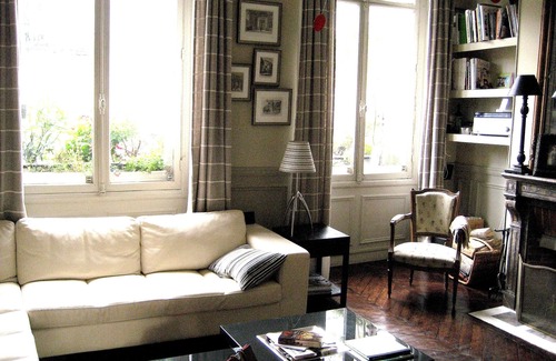 Paris City Center Apartment | Charming Luxury 750 Sqft 1BR at Louvre