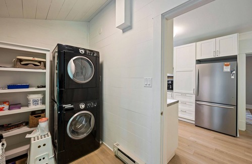 Ephraim House | Charming Main House | Walk to Shops & Bay