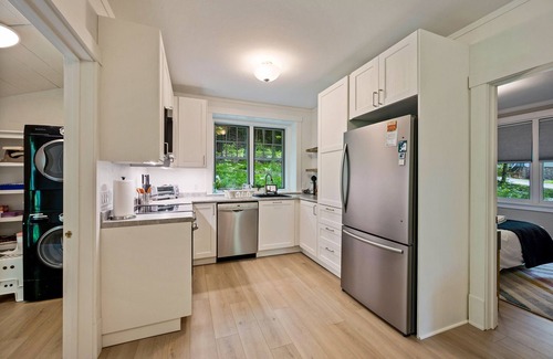 Ephraim House | Charming Main House | Walk to Shops & Bay