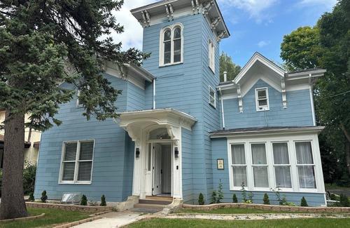 Waukegan House | Charming Main-Level Getaway
