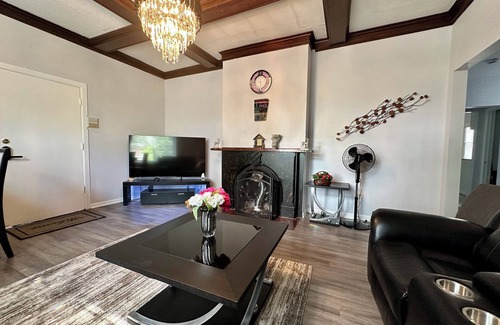 Waukegan House | Charming Main-Level Getaway