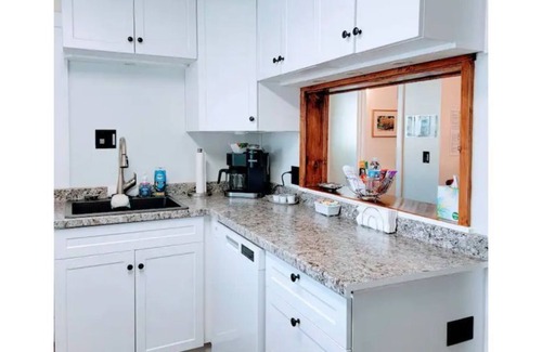 Kingston Cottage | Charming main street Kingston cottage - walk to ferry and waterfront!