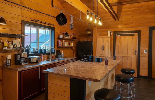 Saanich East Apartment | Charming "Melrose Place" w Pool, Deck & Grill
