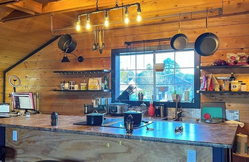 Saanich East Apartment | Charming "Melrose Place" w Pool, Deck & Grill