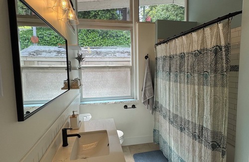 Pinole Cottage | Charming mid-century cottage in Old Town Pinole