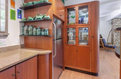Covert House | Charming Mid - Century home in the lovely Palisades Park gated community.