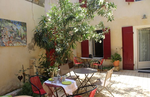 Eyragues Apartment | Charming modern apartment in a quiet Provencal house in Eyragues Alpilles