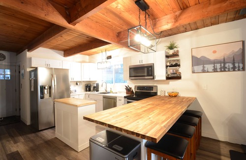 Hoodsport House | Charming Modern Cabin: Steps to Lake, Updated Amenities, Fast Wi-Fi & More!