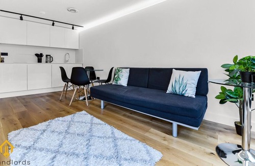 Fortis Green House | Charming Modern Chic Pad Summer House