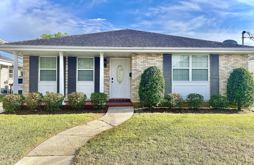 West End House | Charming Modern Home with a Pool -10 minutes to French Quarter & Downtown