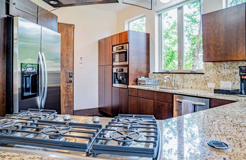 Central East Austin House | Charming Modern Home - Close to everything DT, UT!