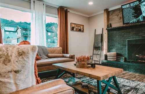 Palmer Lake House | Charming & Modern Lakefront Home - Hiking, Biking & Kayaking.